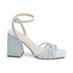 A sandália feminina azul em napa é a escolha perfeita para quem busca elegância, conforto e segurança ao caminhar.