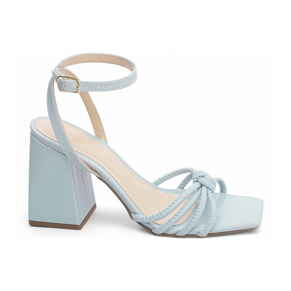 A sandália feminina azul em napa é a escolha perfeita para quem busca elegância, conforto e segurança ao caminhar.