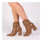 Bota Bico Fino Caramelo Cano Médio com Salto Alto 9cm Feminina - Imagem 15