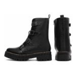 Produzida em couro preto, ela entrega durabilidade, resistência e um visual urbano que nunca sai de moda. O design robusto ganha ainda mais charme com o zíper lateral preto, que facilita o calce, e as fivelas de ajuste na cor grafite, que trazem atitude e um toque moderno ao visual.