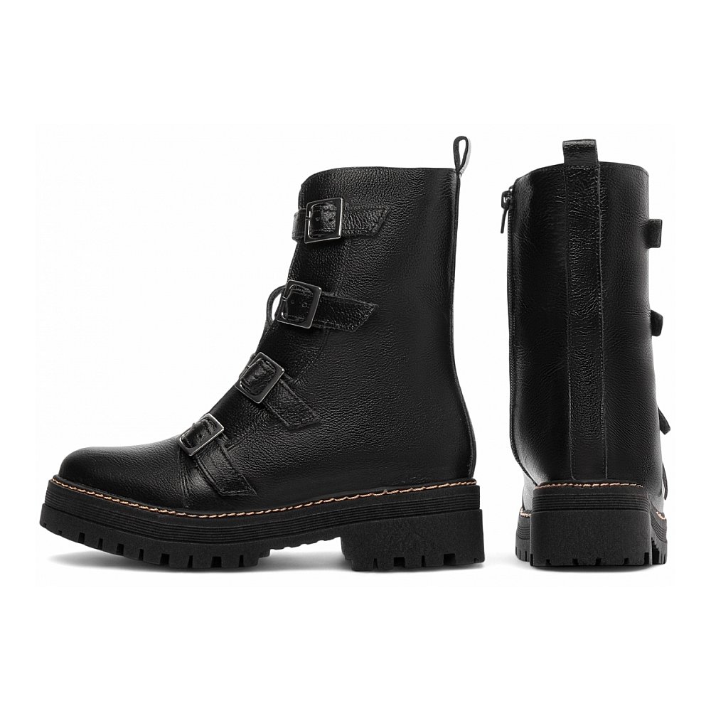 Produzida em couro preto, ela entrega durabilidade, resistência e um visual urbano que nunca sai de moda. O design robusto ganha ainda mais charme com o zíper lateral preto, que facilita o calce, e as fivelas de ajuste na cor grafite, que trazem atitude e um toque moderno ao visual.