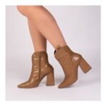 Bota Bico Fino Caramelo Cano Médio com Salto Alto 9cm Feminina - Imagem 11