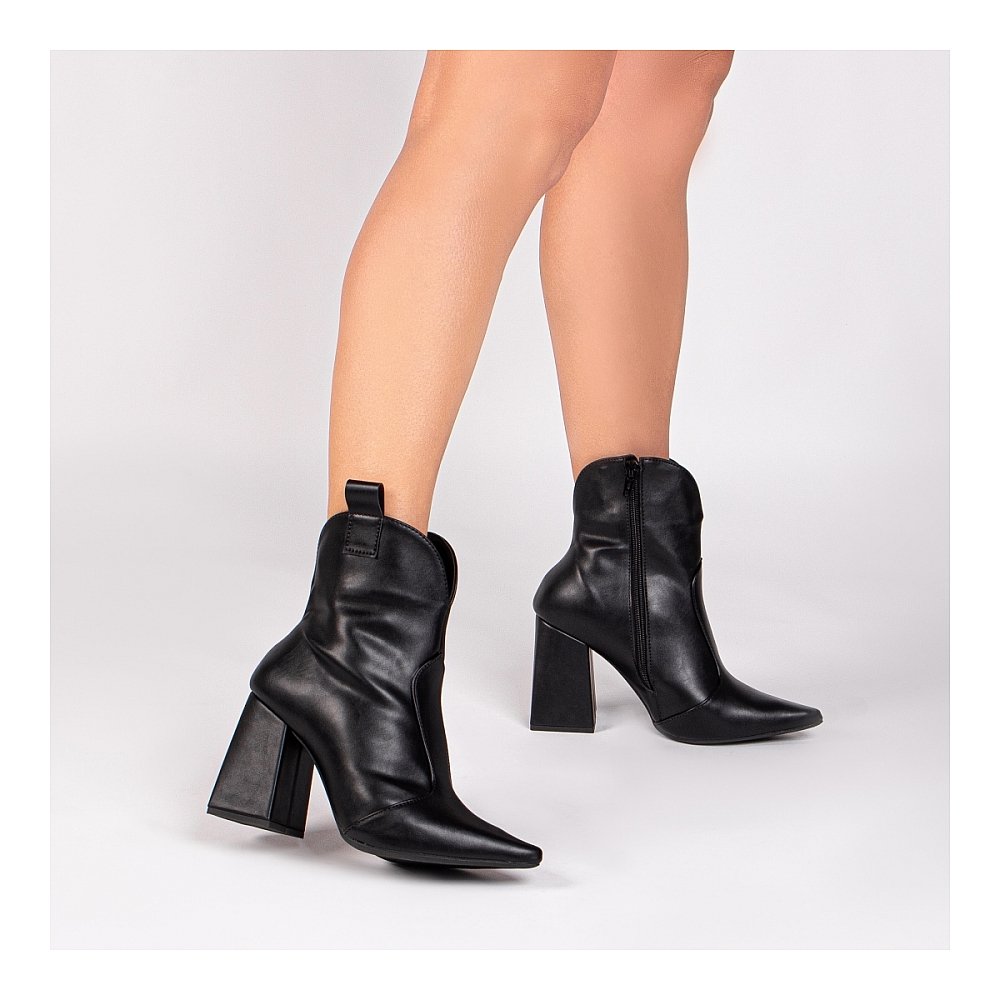Clássica, elegante e cheia de atitude. A Bota Bico Fino Preta Cano Médio com Salto Alto 9cm é aquele tipo de calçado que transforma qualquer look e faz você se sentir confiante desde o primeiro passo.
