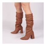 Bota Feminina Caramelo Bico Fino com Salto Alto 9cm Confortável - Imagem 10