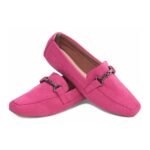 A palmilha conta com 4 mm de espessura em espuma EVA, proporcionando maciez e absorção de impacto ao caminhar. Além disso, ela é revestida em napa caramelo, com taloneira em napa bege, garantindo ainda mais conforto e um encaixe perfeito para os pés.